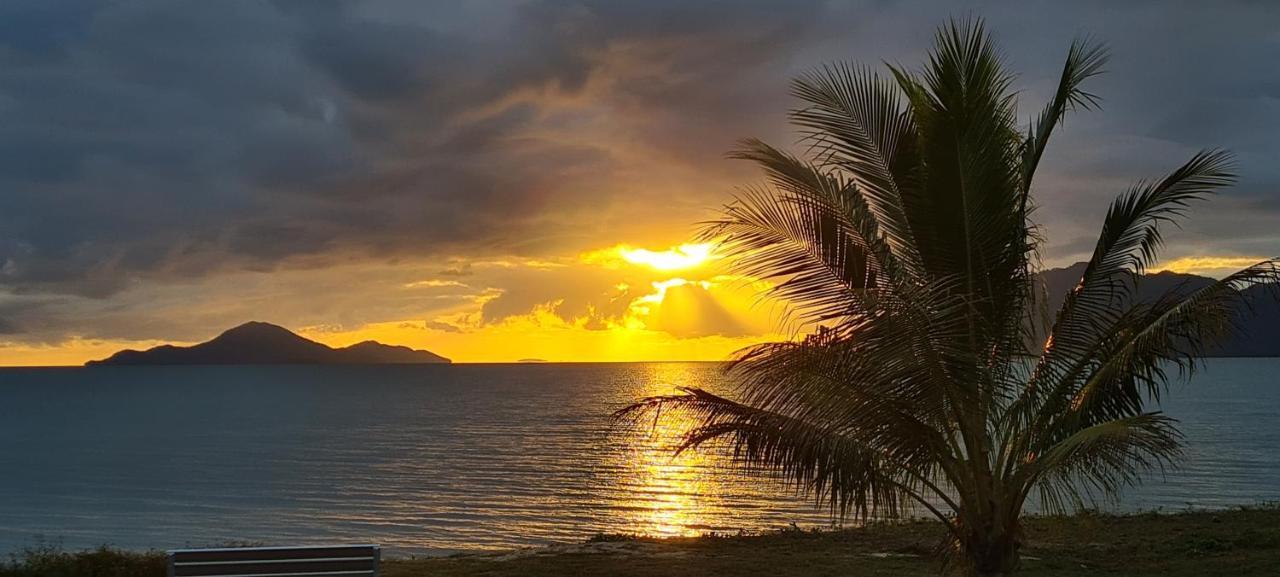 Cardwell Beachfront Motel Экстерьер фото