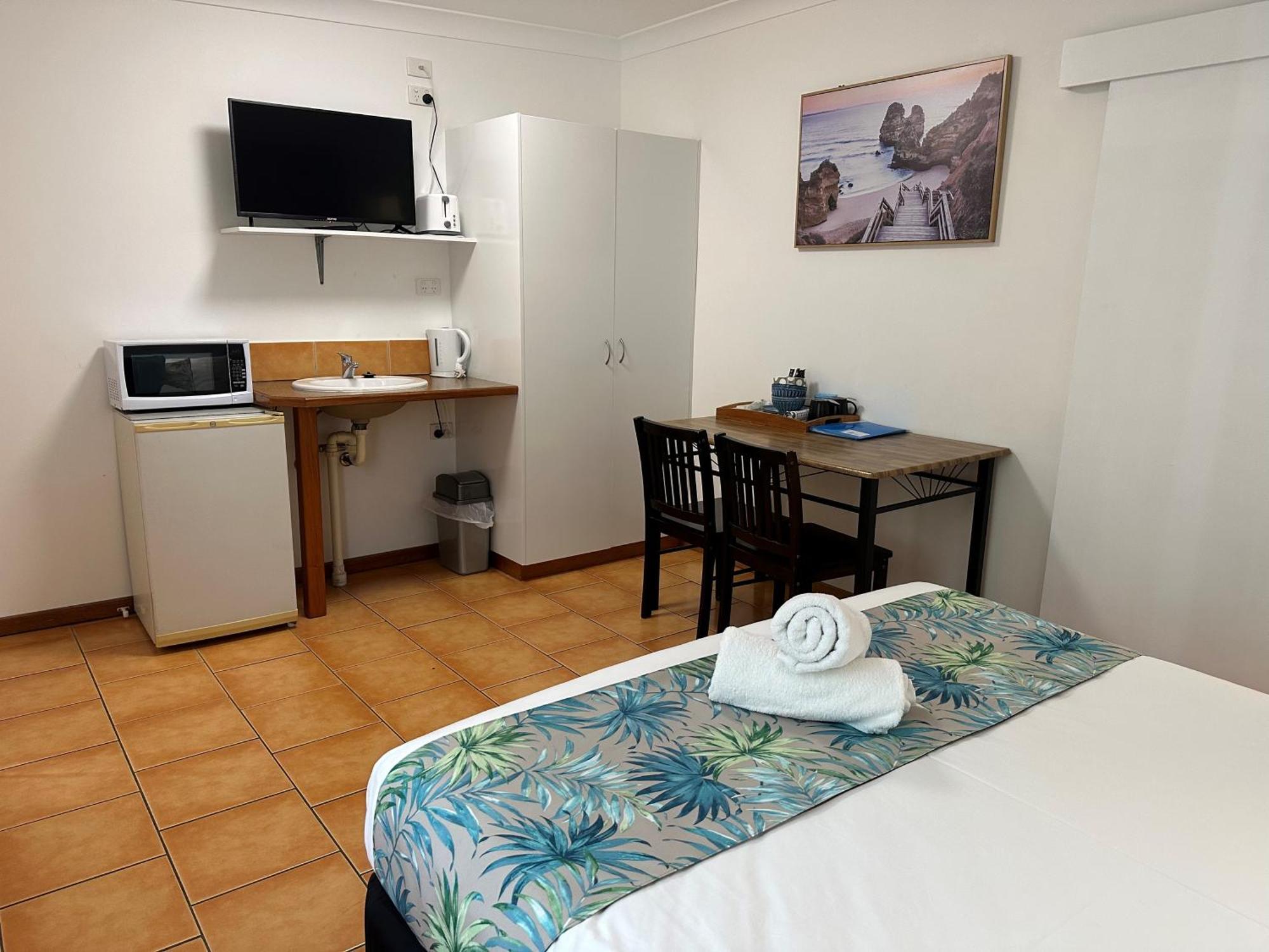 Cardwell Beachfront Motel Экстерьер фото