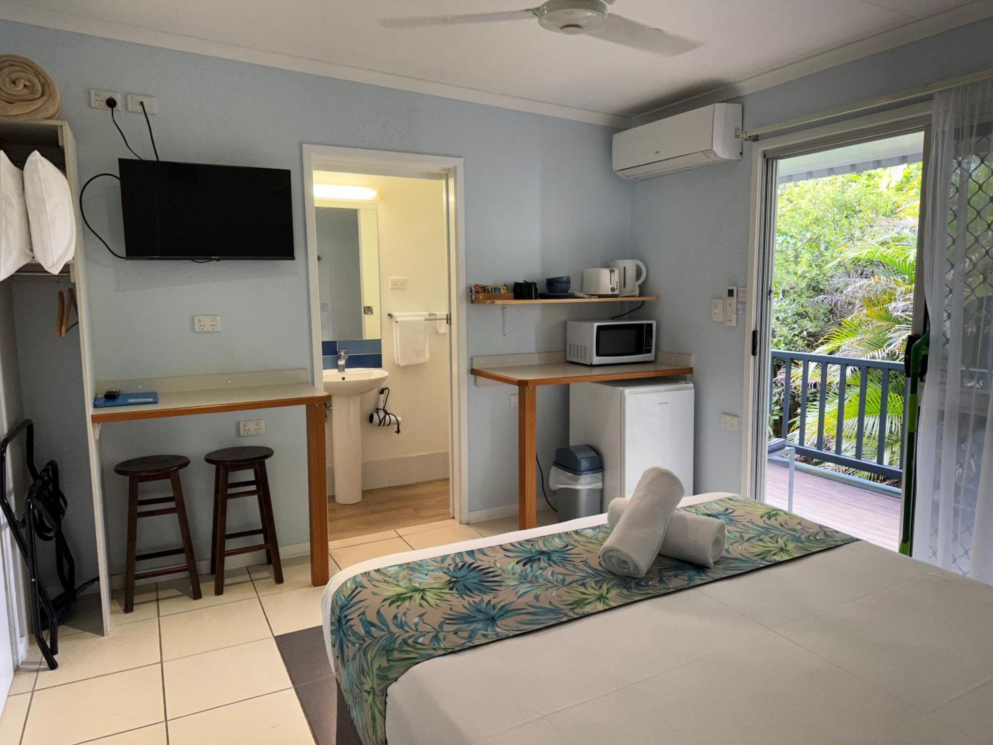 Cardwell Beachfront Motel Экстерьер фото