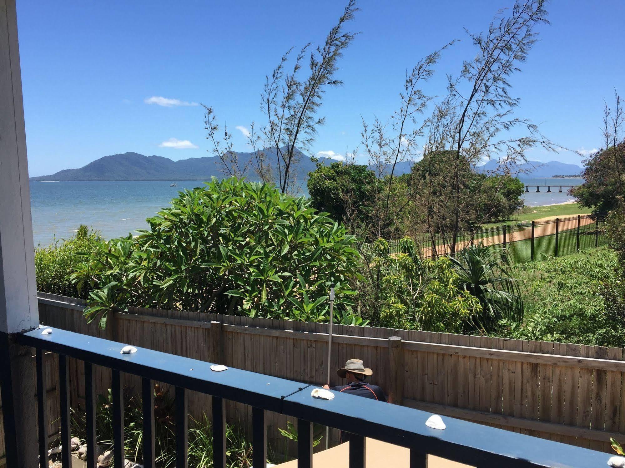 Cardwell Beachfront Motel Экстерьер фото